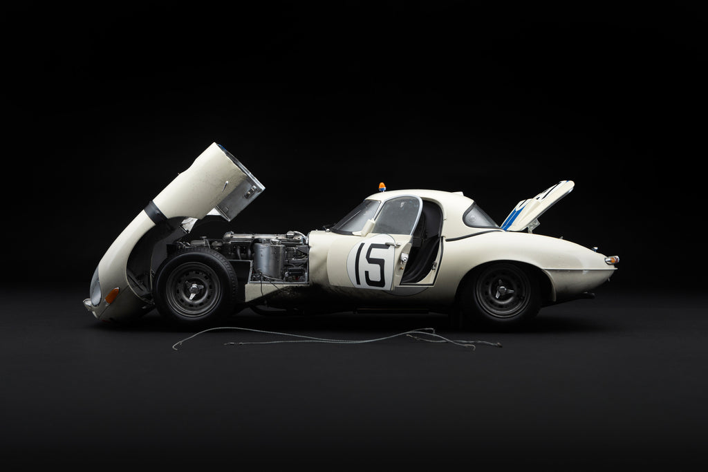 Jaguar Lightweight E-Type - 1963 Le Mans - Briggs Cunningham & Bob Grossman - con daños y suciedad en las carreras